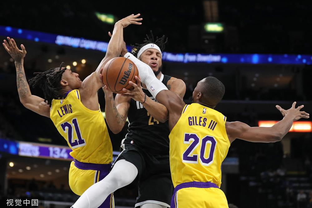 他在中场的 他在中场的